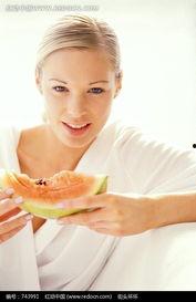 美女吃哈密瓜的视频,美女品尝哈密瓜，甜蜜瞬间尽收眼底