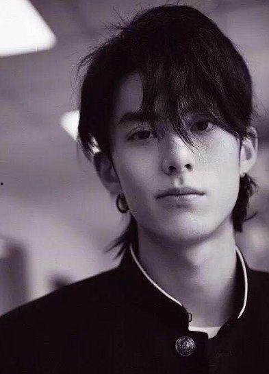 王鹤棣吃瓜吃醋视频播放,醋意满满！