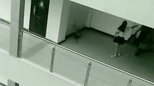 吃瓜大瓜监控下的一幕视频,吃瓜群众围观大瓜现场