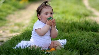 3岁宝宝吃瓜视频,萌态十足引网友爆笑