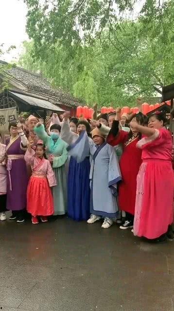 群众吃瓜表演视频播放,吃瓜群众表演视频走红网络