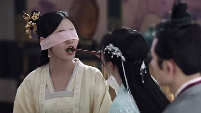 两个女人吃瓜的视频,两位女士共赏吃瓜盛宴