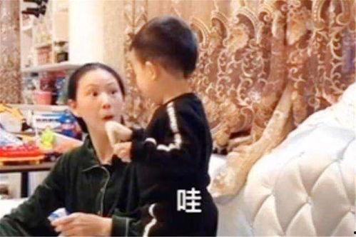 姑姑和侄儿抢吃瓜视频在线观看,姑姑与侄儿抢吃瓜视频，家庭欢乐瞬间