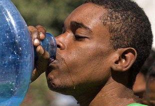 卖瓜一口吃瓜的视频,揭秘网络短视频的传播魅力